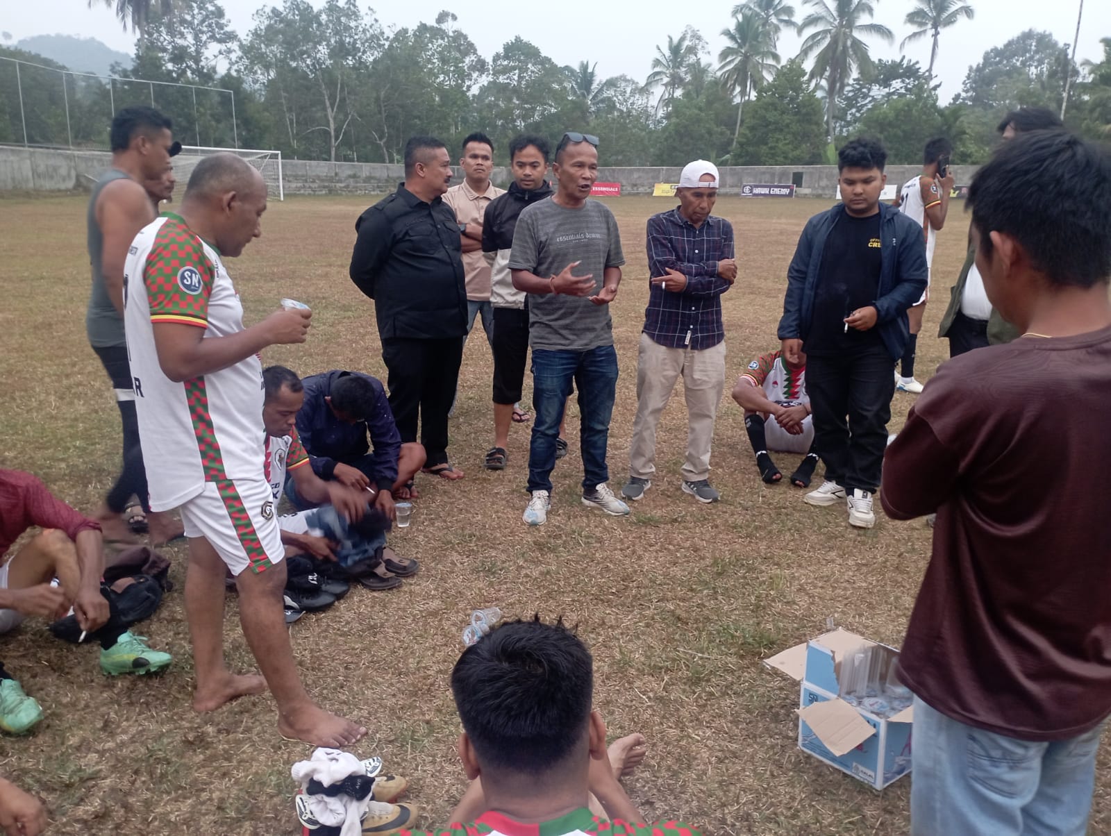 Wali Nagari Andaleh Baruh Bukit Afrizal Nanang bersama Anggota DPRD Tanahdatar Khairul Abdi bersama tim ABB usai pertandingan. (chandra antoni)